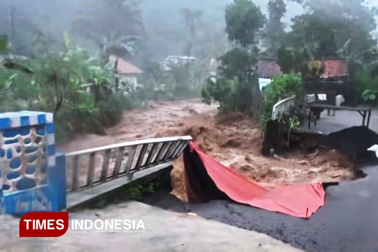 Tiga Desa di Tiris Probolinggo Diterjang Banjir, Tiga Jembatan Putus