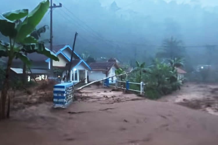 Banjir Bandang Terjang Tiga Desa di Probolinggo, Warga Tiga Dusun Sempat Terisolasi