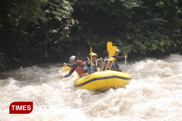 Menjajal Adrenalin! Jeram Pekalen Rafting Jadi Magnet Pencari Petualangan di Musim Hujan