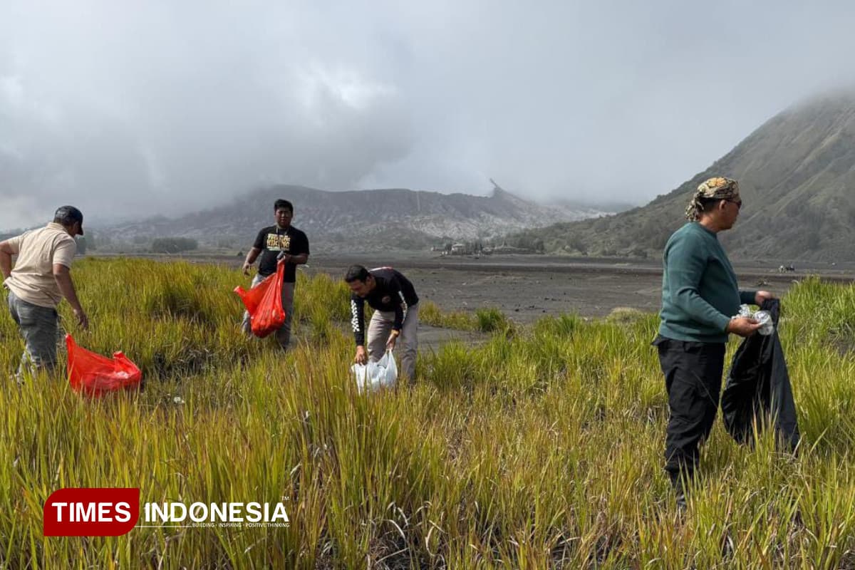 Instruksi Presiden soal Kurve, 150 Orang Sapu Bersih Sampah di Wisata Gunung Bromo