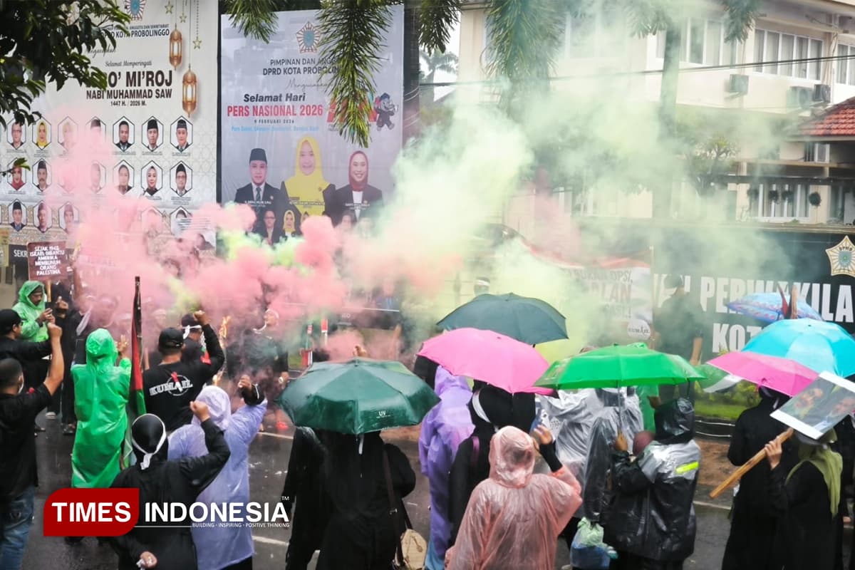 Kibarkan Solidaritas di Depan DPRD, KUMAIL Probolinggo Desak Evaluasi Keanggotaan RI di Board of Peace