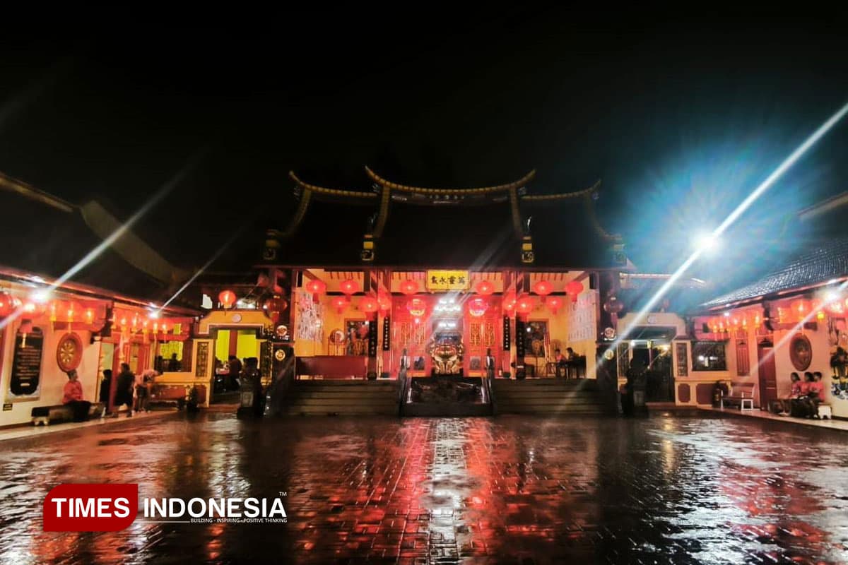 Hujan Reda, Umat Tionghoa Probolinggo Khusyuk Laksanakan Sembahyang Imlek 2577