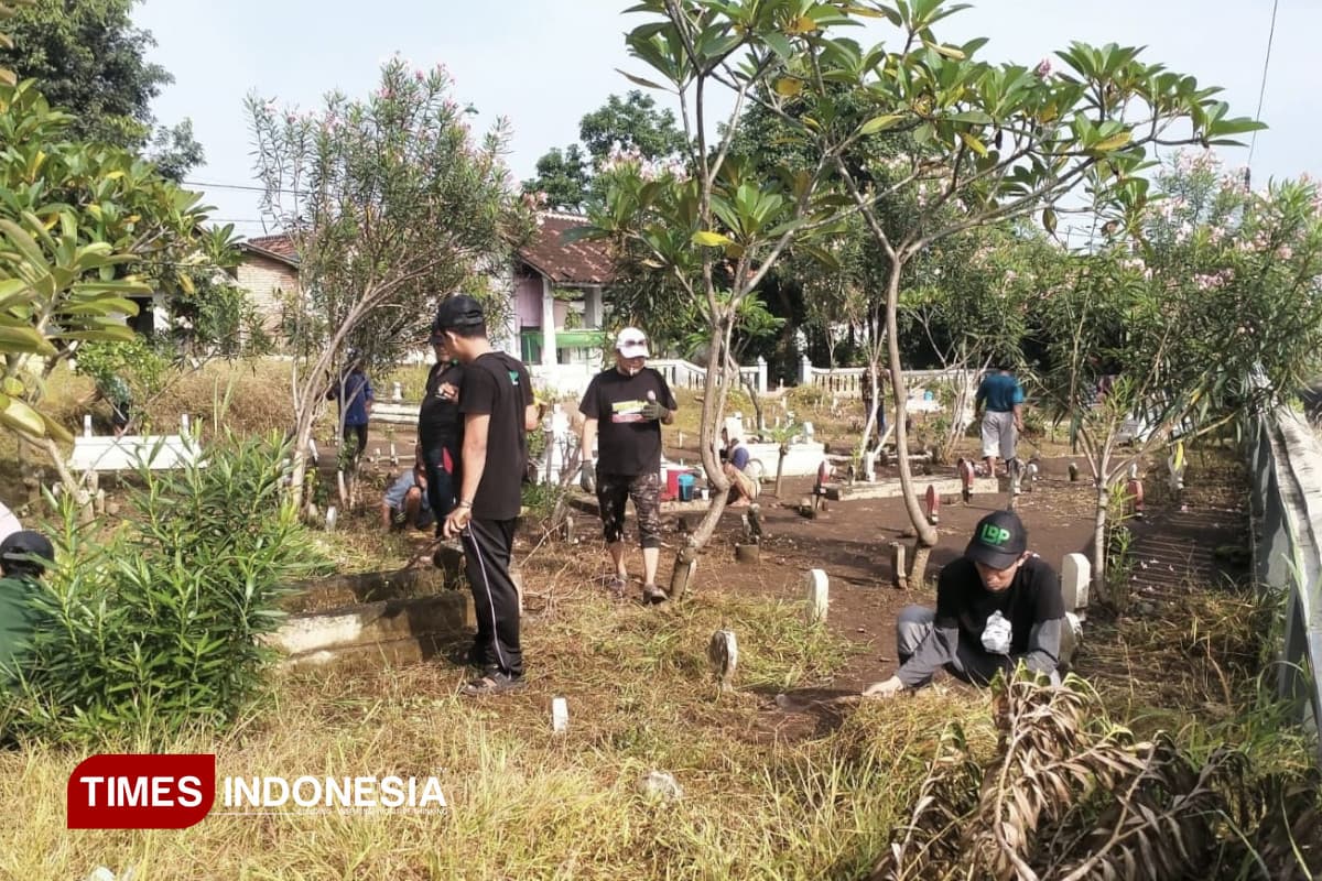 Sambut Ramadan, LBP dan Warga Blado Wetan Probolinggo Kompak Bersih Makam