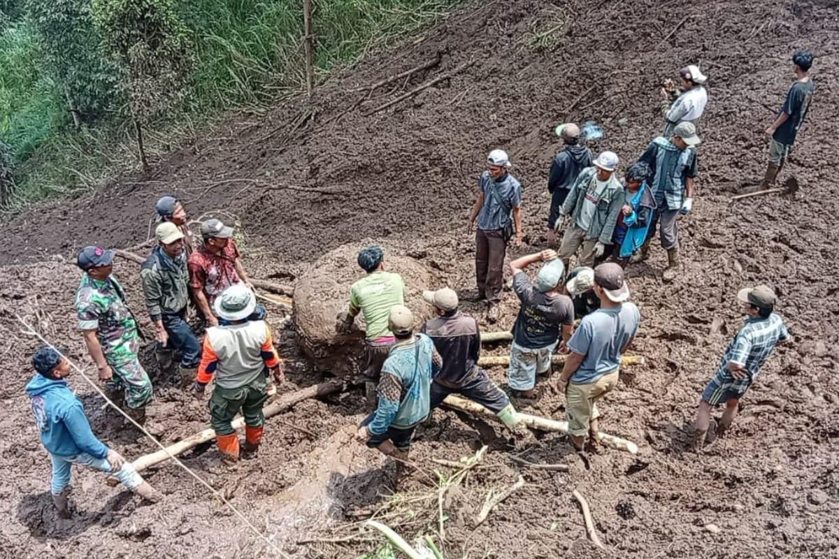 Longsor Terjang Dua Titik di Desa Sapih Kabupaten Probolinggo, Warga Gotong Royong Buka Akses Jalan