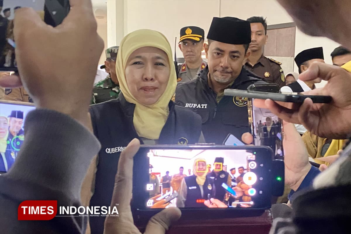 Tinjau Banjir Probolinggo, Khofifah Petakan Penanganan, Rencanakan Modifikasi Cuaca